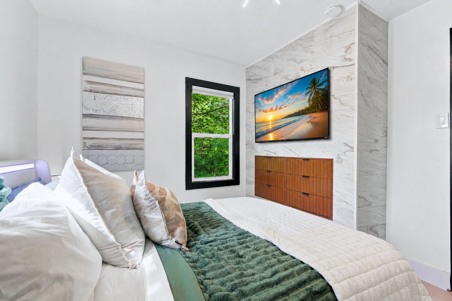 4 habitaciones, tabla de planchar con plancha, wifi y ropa de cama 