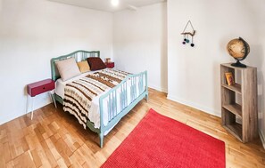 13 bedrooms, iron/ironing board, travel cot, free WiFi - Charmante maison avec piscine (Saint-Simon-de-Bordes)