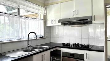 Coffee/tea maker, fridge, microwave, oven