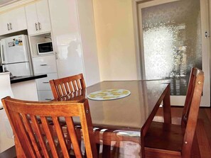 Dining - Ringwood 4BR House near Eastland + Parking (Ringwood)