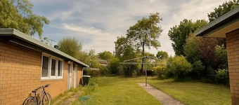Ringwood 4BR House near Eastland + Parking