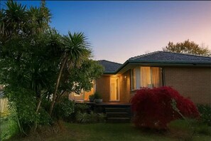 Exterior - Ringwood 4BR House near Eastland + Parking (Ringwood)