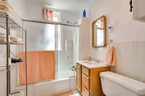 Sèche-cheveux, serviettes fournies, savon, papier toilette