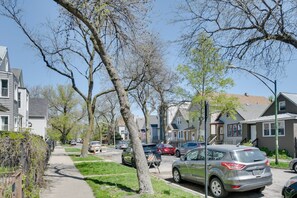 A residential street with houses, parked cars, and a sidewalk. - Spacious 3-bedroom apartment in brilliant Chicago with AC Logan Square area, (Chicago)