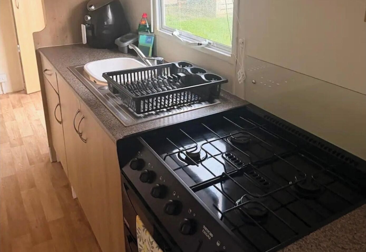 Een koelkast, een magnetron, een oven