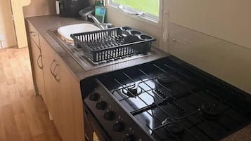 Een koelkast, een magnetron, een oven