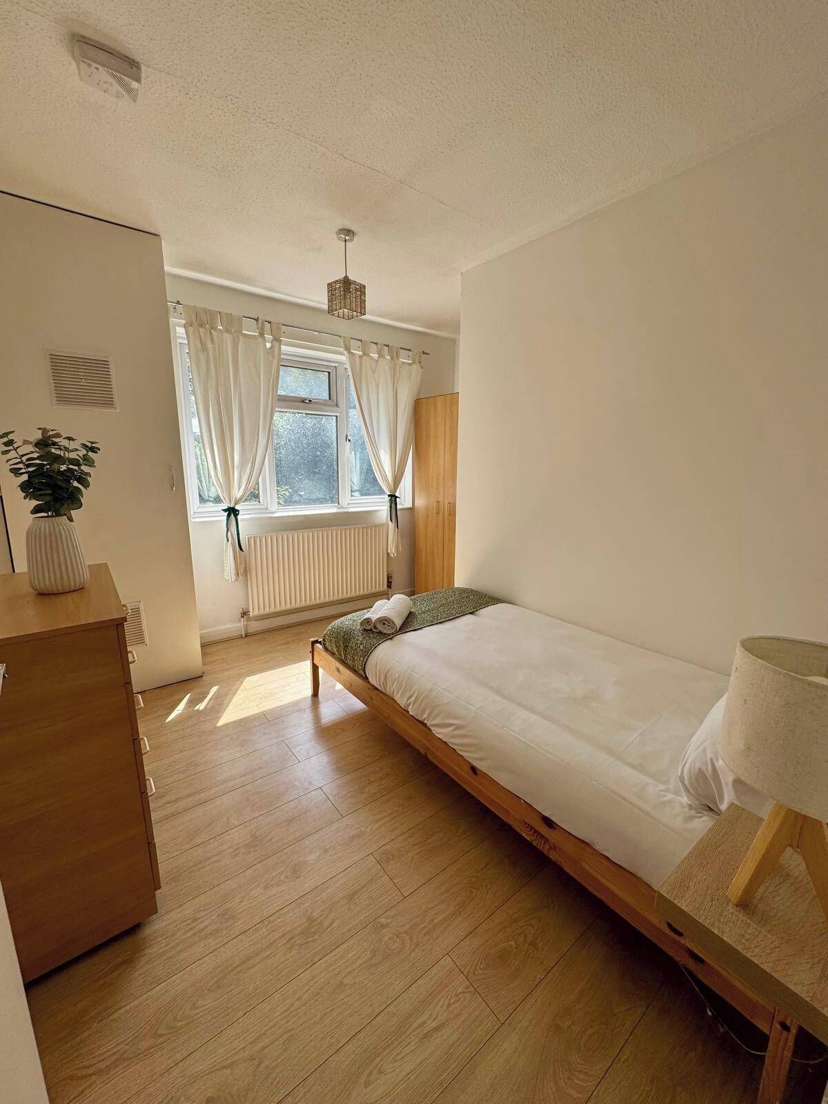 Iron/ironing board, WiFi, bed sheets
