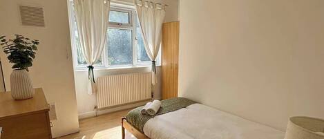 Iron/ironing board, WiFi, bed sheets