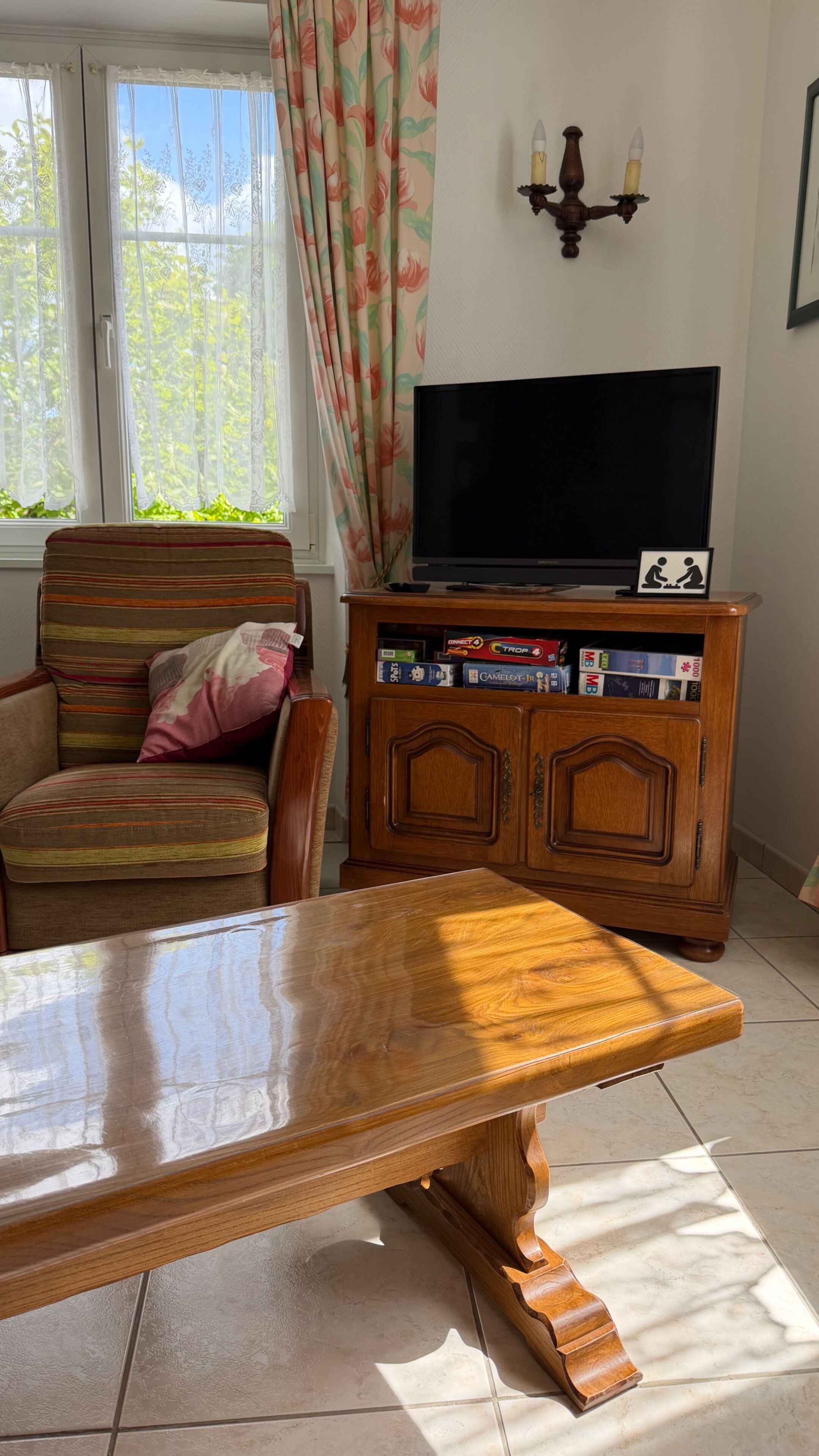 Televisie, een open haard en een stereo