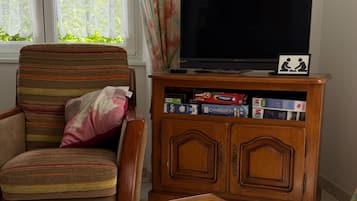 Televisie, een open haard en een stereo