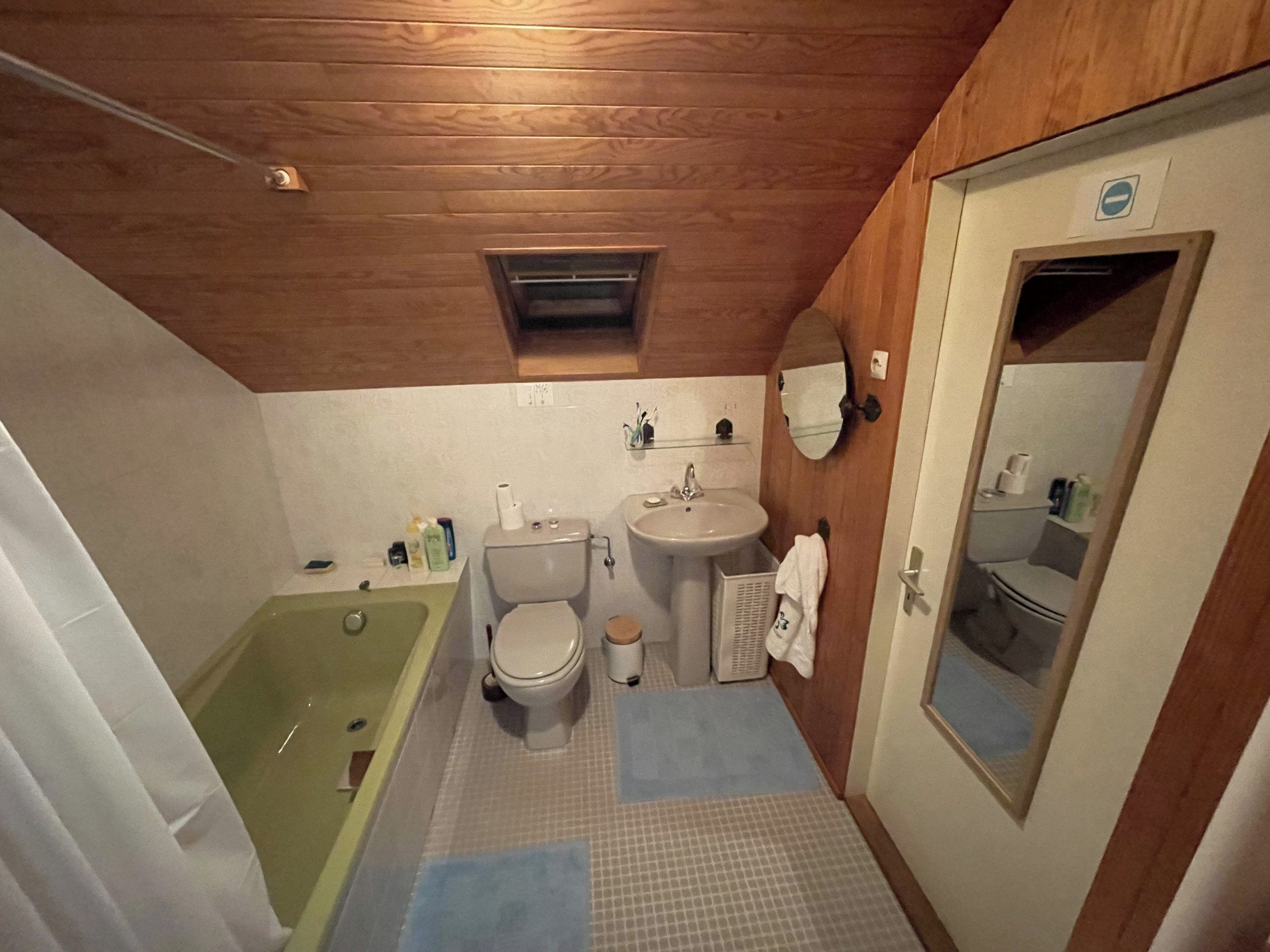 Une petite salle de bain comprenant une baignoire, des toilettes et un lavabo.