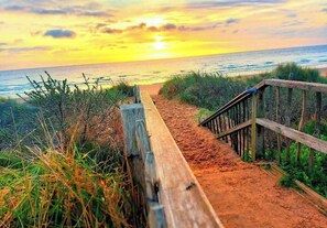 A wooden boardwalk leading to the beach with a sunset in the background. - Muntjac Lodge dog friendly nr Anderby Creek (Alford)