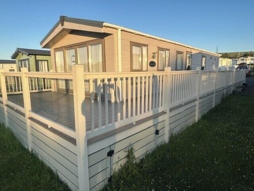 2 Bed Cabin Sleeps 6 - Indoor Pool - Pets Welcome