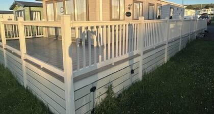 2 Bed Cabin Sleeps 6 - Indoor Pool - Pets Welcome