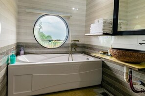 Phòng đôi Tiêu chuẩn, ban công, quang cảnh núi | Phòng tắm | Đồ dùng nhà tắm miễn phí, máy sấy tóc, dép đi trong nhà 