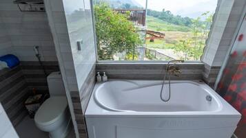 Chambre double, balcon, vue sur la montagne | Salle de bain