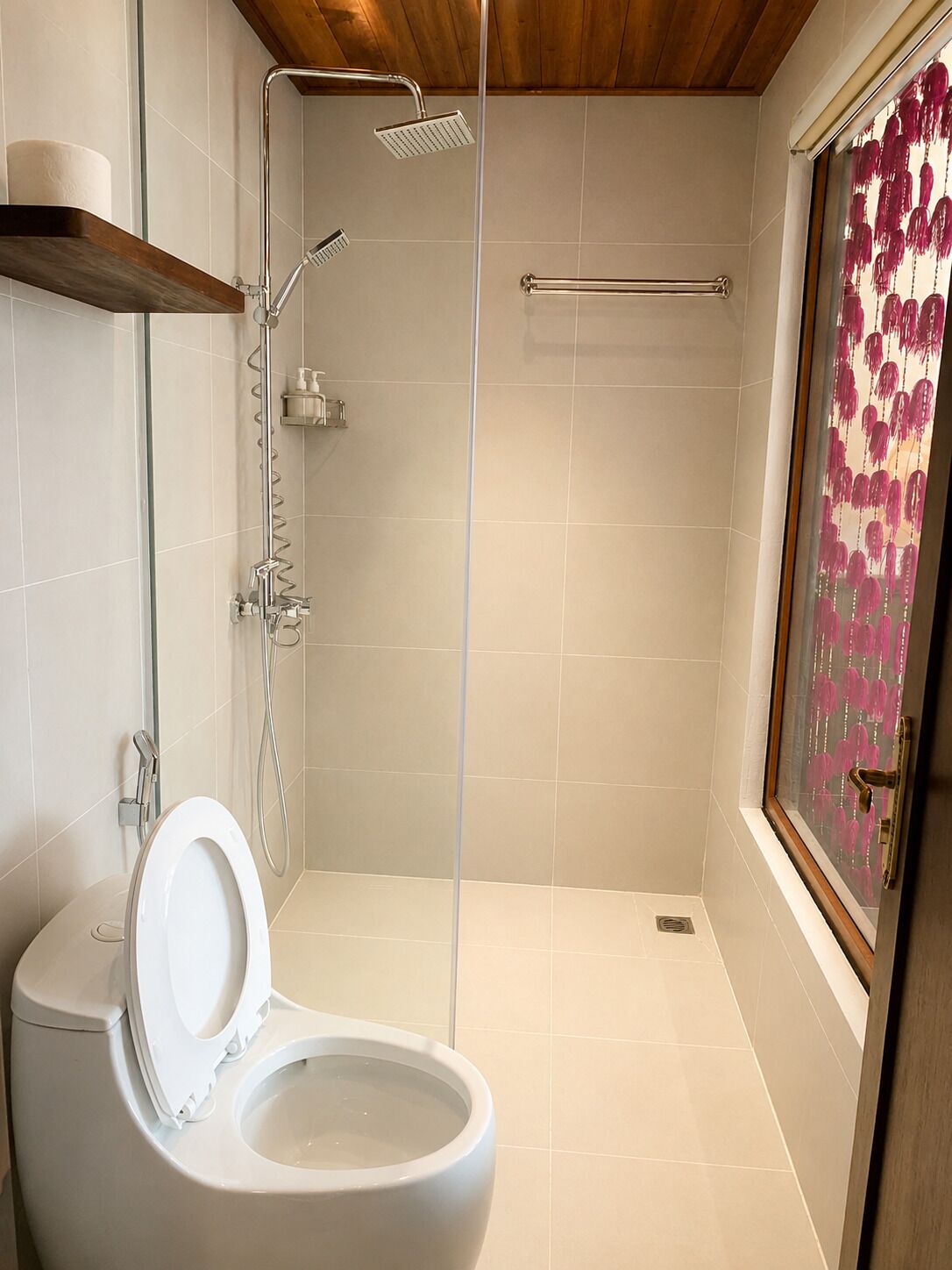 Kamar Triple Superior | Kamar mandi | Perlengkapan mandi gratis, pengering rambut, sandal, dan handuk