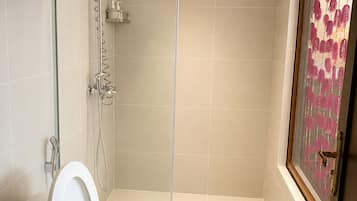 Kamar Triple Superior | Kamar mandi | Perlengkapan mandi gratis, pengering rambut, sandal, dan handuk