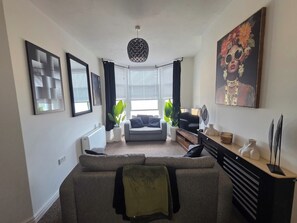 TV - 1 Bedroom Beach view Apartment Sleeps 4 (Rhyl)