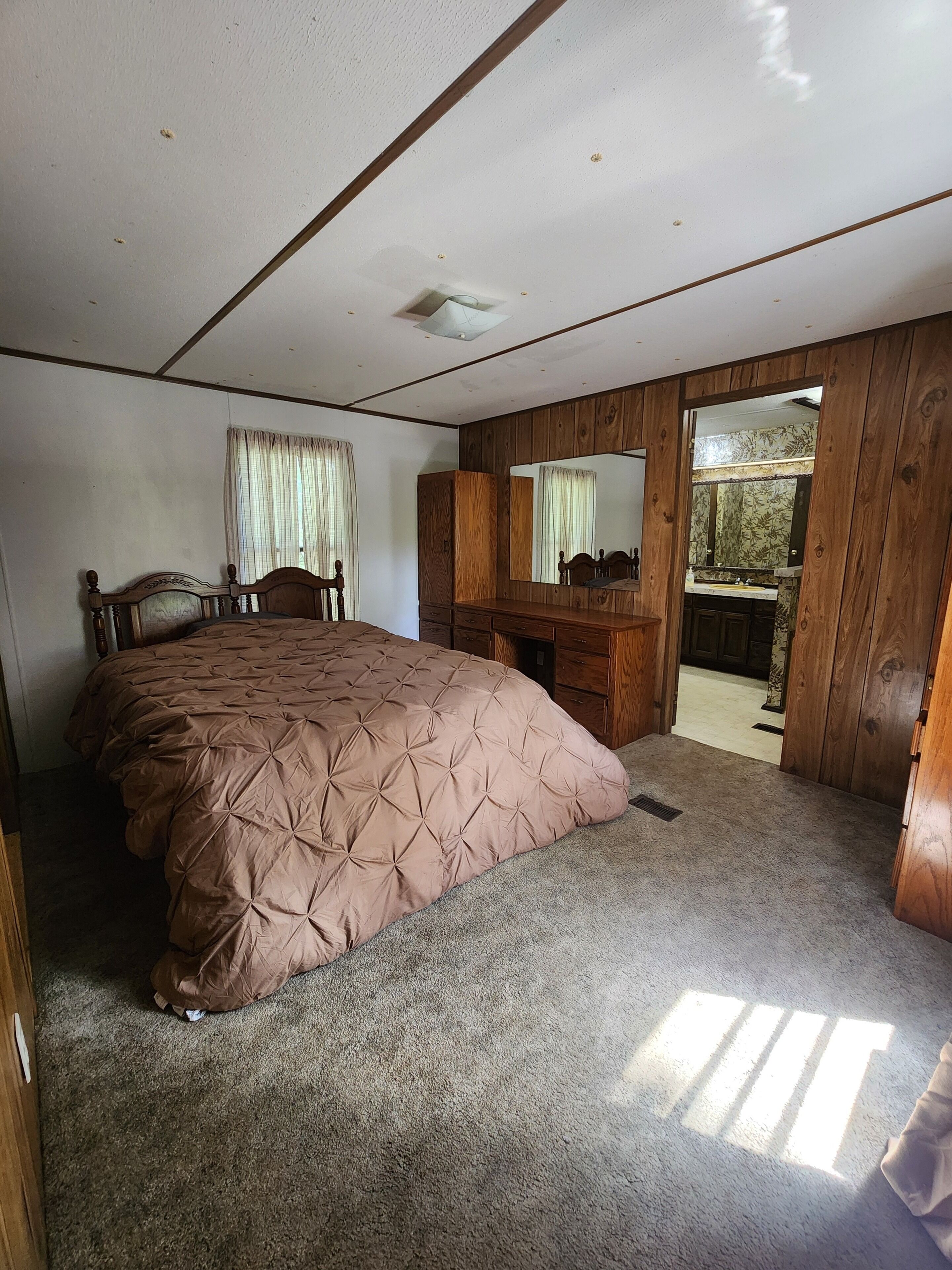 3 bedrooms, iron/ironing board, travel cot, WiFi