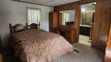 3 bedrooms, iron/ironing board, travel cot, WiFi