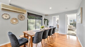Dining - Pomora Family Escape Close to Beach & Golf (Torquay)