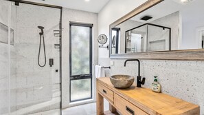 Bathroom - Pomora Family Escape Close to Beach & Golf (Torquay)