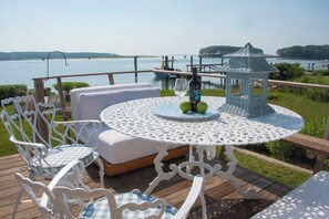 Outdoor dining - The Lobster Shack Waterfront+ Dock - Casual Luxury of a New England Beach House (Groton)