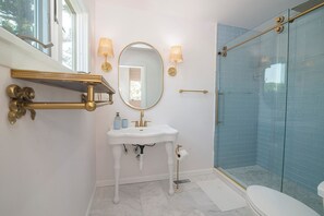 Bathroom - The Lobster Shack Waterfront+ Dock - Casual Luxury of a New England Beach House (Groton)
