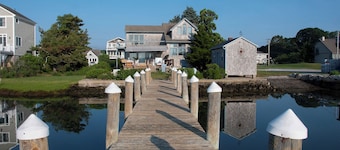 The Lobster Shack Waterfront+ Dock - Casual Luxury of a New England Beach House