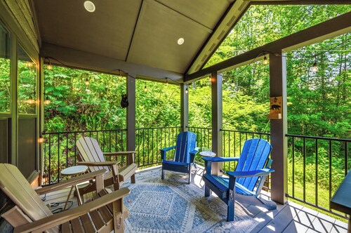 New! Dollywood, Views, Hot Tub, Fireplace, Easy Rd