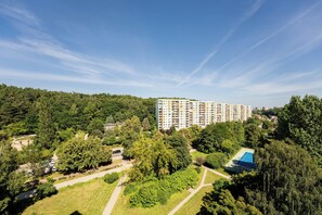 A high-rise residential building surrounded by lush greenery and a clear sky. - Cieszyńskiego Harmony Apartment (Sopot)