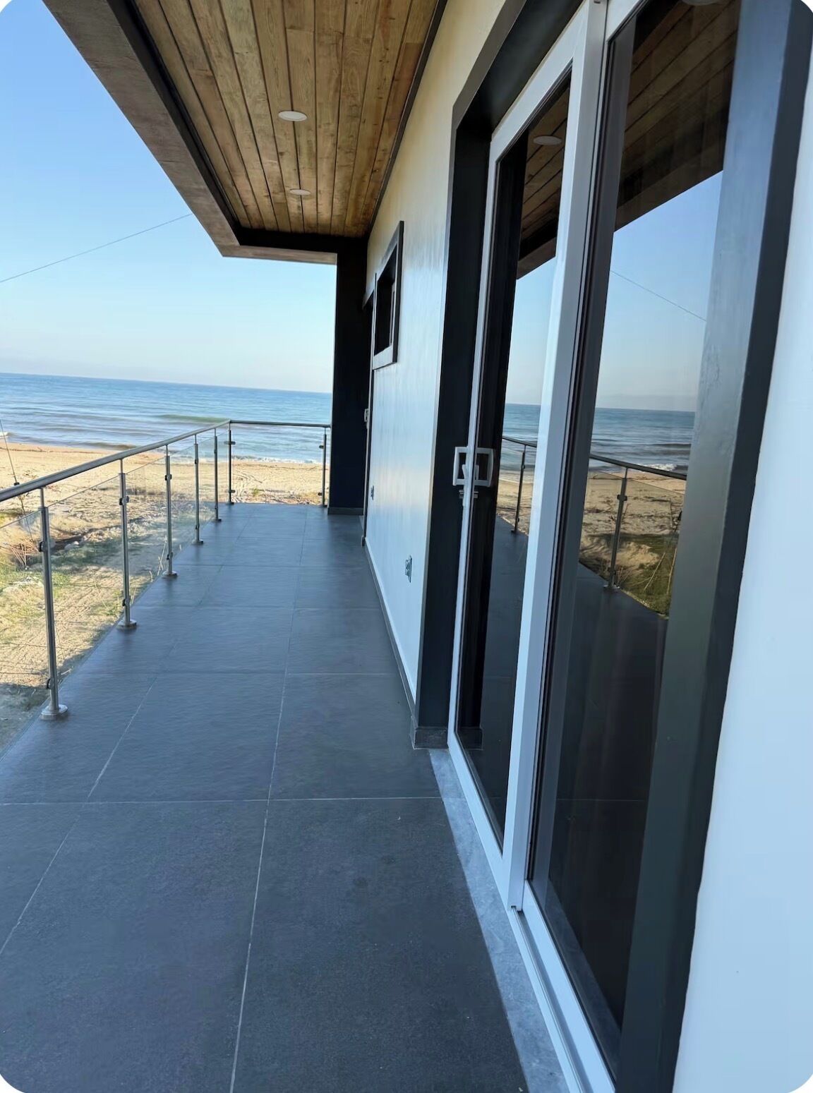 Un balcón con vista a la playa y al océano.