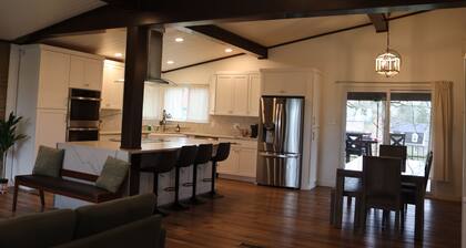Gorgeous & Modern Home with HUGE fenced-in Yard 20 min from Pittsburgh