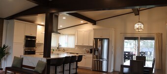 Gorgeous & Modern Home with HUGE fenced-in Yard 20 min from Pittsburgh