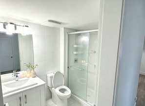 Shower, hair dryer, towels, soap - Bright, clean walking-out basement unit near Whiterock, free parking guaranteed (Surrey)