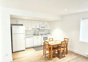 Fridge, microwave, oven, stovetop - Bright, clean walking-out basement unit near Whiterock, free parking guaranteed (Surrey)