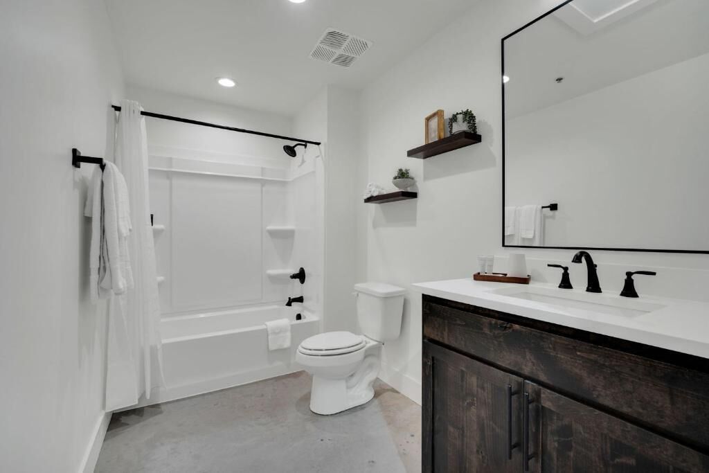 Combined shower/bathtub, hair dryer, towels