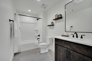 Combined shower/bathtub, hair dryer, towels - The Lawson District (Midlothian)
