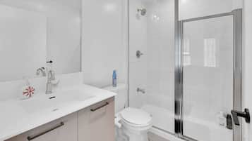 Shower, hair dryer, bidet, towels