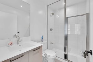 Dusche, Haartrockner, Bidet, Handtücher