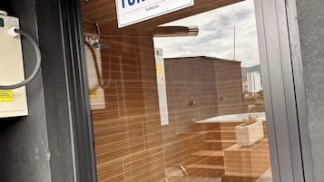 Une entrée moderne, avec une enseigne indiquant « Turco Turkish ».