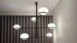 Ein modernes Interieur mit einer an der Decke befestigten Leuchte und einer Treppe.