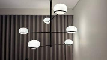 Un intérieur moderne avec un luminaire fixé au plafond et un escalier.