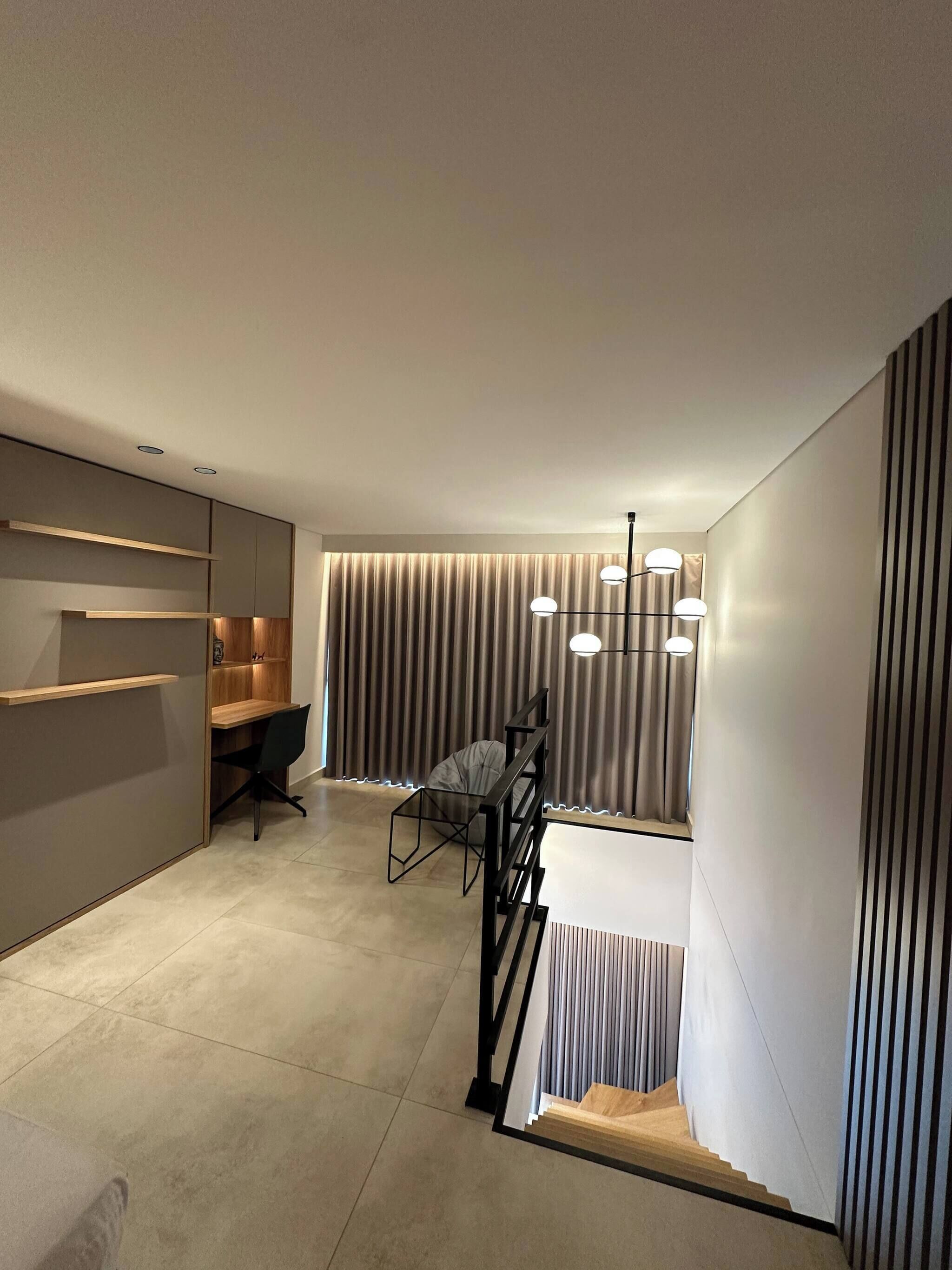 Un interior moderno con un escritorio, una silla y una escalera.