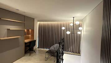 Un interior moderno con un escritorio, una silla y una escalera.