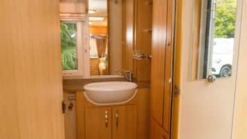 Superior Twin Room, Garden View | Bathroom | Towels, toilet paper