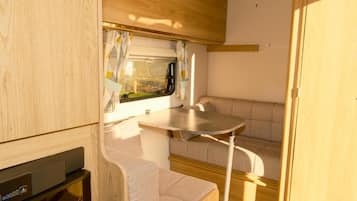 Deluxe Double Room, Lake View | Living area