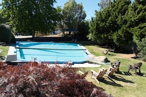 Una piscina al aire libre de temporada