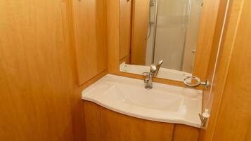 Superior Twin Room | Bathroom | Towels, toilet paper